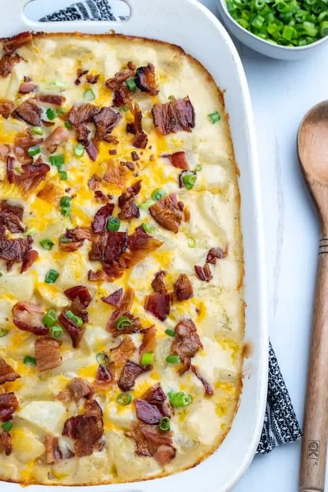 Loaded Baked Potato Casserole is PERFECT for game day, made with russet potatoes baked in a cheesy sauce with spices and onions, then topped with crispy bacon and served with sour cream. #bakedpotato #loadedbakedpotato #glutenfree #easyrecipe #gamedayrecipe Bread Bowl Soup, Loaded Baked Potato Casserole, Potatoes Baked, Cheesy Potato Casserole, Baked Potato Casserole, Loaded Baked Potato, Gluten Free Sides Dishes, Loaded Baked Potatoes, Cheesy Sauce