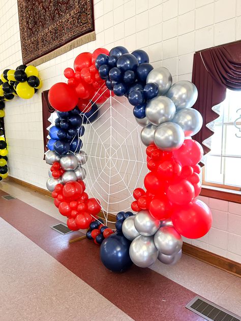 spiderman balloon ring decor with red, navy, & silver balloons, topped with a web Spider Man Balloon Arch, Spiderman Balloon Arch, Spiderman Balloon Garland, Wedding Ballons, Spiderman Balloon, Spidey Party, Balloon Ring, Superman Party, Silver Balloons