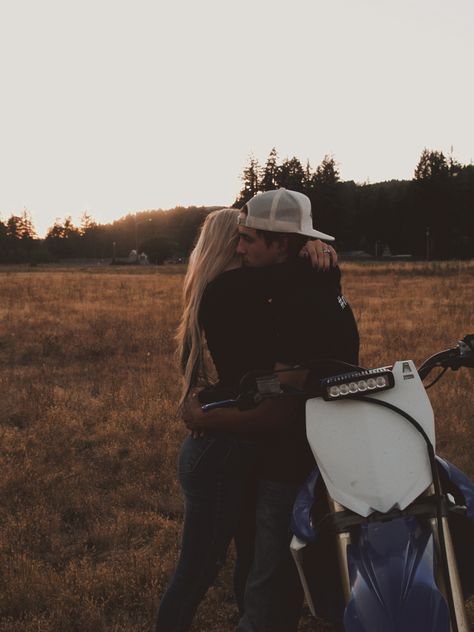 Muddin Couple Pictures, Dirtbike Couple Pics, Country Couples Aesthetic, Cute Country Couple Photos, Pictures With Boyfriend Ideas, Country Couple Pictures Truck, Cute Country Relationship Goals, Country Boyfriend Aesthetic, Country Couple Pics