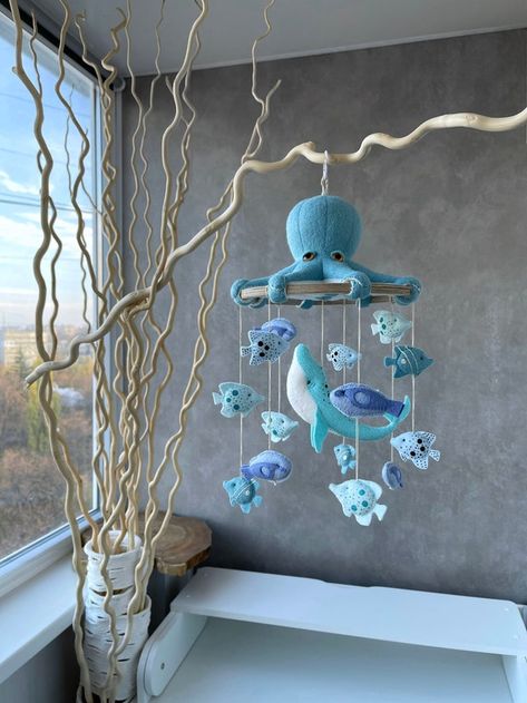 Ver Nautical nursery mobile de KolibelkaMobilka en Etsy Ocean Baby Rooms, Hanging Crib, Boy Mobile, Ocean Themed Nursery, Gifts For New Mothers, Baby Boy Mobile, Nautical Nursery Decor, Ocean Nursery, Baby Crib Mobile