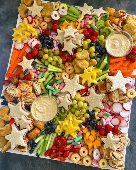 Birthday Snacks, Toddler Parties, Charcuterie Inspiration, Snack Board, Party Food Platters, Kids Party Food, Ideas For Easter Decorations, Ideas For Easter, Birthday Party Food