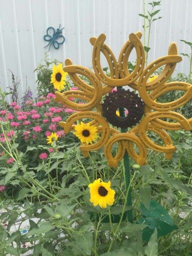 Sunflower I made from old horseshoes and a rusty bicycle spoke. 1/2" rebar stake to put it in the ground. Ideas For Old Horseshoes, Welding Projects Sunflower, Wire Welding Projects, Welded Art Projects, Horseshoe Yard Art, Metal Sunflowers Yard Art, Horse Shoe Crafts Diy Welding Projects, Horseshoe Garden Art, Welded Sunflower