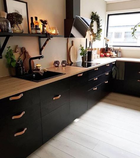 #kitchenwares #kitcheninspiration #kitcheninterior Black Ikea Kitchen, Kitchen With Black Cabinets, Dapur Ikea, Kitchen Design Software, Galley Kitchen Design, Kitchen Design Trends, Kitchen Design Decor, Kitchen Inspiration Design, Black Cabinets