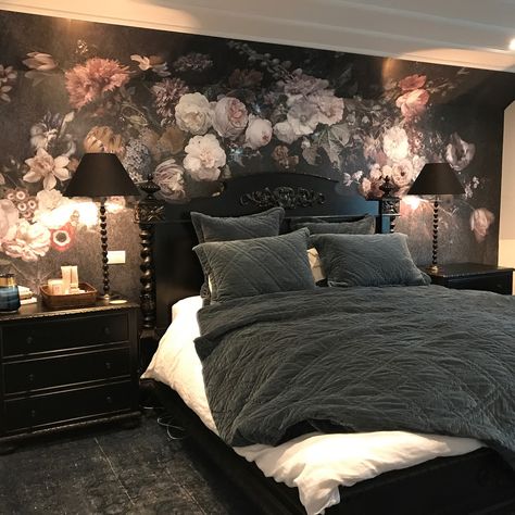 Floral Master Bedrooms Decor, Dark Bedroom Inspirations, Goth Theme, Bed Design Modern Luxury, Bed Design Ideas, Bed Interior, Comfy Bedroom, Bed Design Modern, Luxury Bed