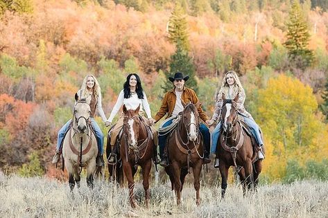 Family Pictures With Horses Ideas, Cowboy Group Photoshoot, Western Family Pictures With Horses, Horse Family Photoshoot, Family Pictures With Horses, Family Photos With Horses, Cowboy Family Pictures, Photography With Horses, Cowboy Family