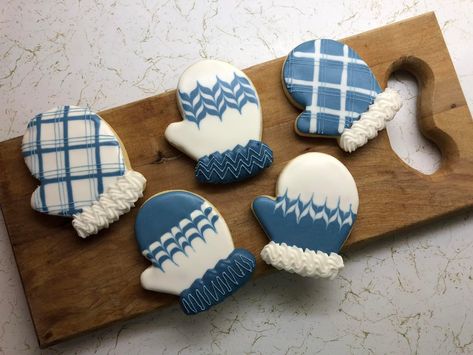 Mitten Cookies, Christmas Sugar Cookies Decorated, Cute Christmas Cookies, Royal Iced Cookies, Cookie Decorating Party, Sugar Cookie Royal Icing, Iced Sugar Cookies, Winter Cookie, Sugar Cookie Designs