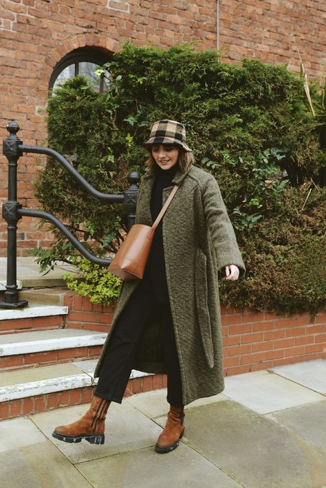 SHADES OF GREEN – Alice Catherine Winter Outfits Italy Cold Weather, Alice Catherine, Timberland Boot, Fall Closet, London Aesthetic, Gorgeous Outfits, Winter Closet, Winter Inspo, Casual Hijab