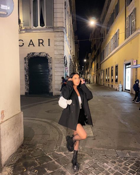 Cinzia Bayliszullo Outfits, Cinzia Bayliszullo, Oversized Plaid Shirt Outfit, Sophia And Cinzia, London 2023, Idea Photo, Autumn Fits, Paris Outfits, Winter Vacation