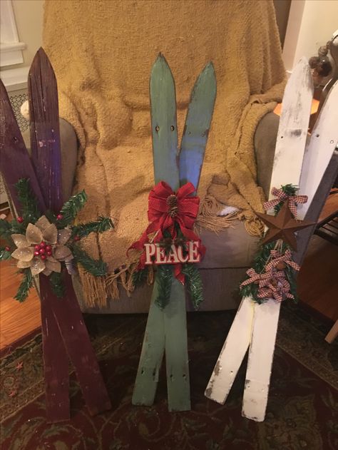 Old Picket fence skis Picket Fence Crafts, Diy Garden Fence, Modern Fence, Christmas Wood Crafts, Christmas Wood, Winter Crafts, Skis, Christmas Deco, Xmas Crafts