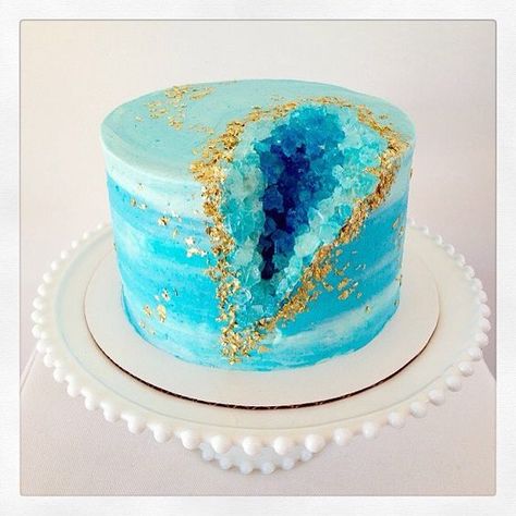 Blue and Gold Geode Birthday Cake | Geode Cake Ideas Butter Sponge Cake, Geode Cakes, Sponge Cake Filling, Savory Cakes, Galaxy Party, Geode Cake, Crystal Cake, Maple Butter, Cake Classes