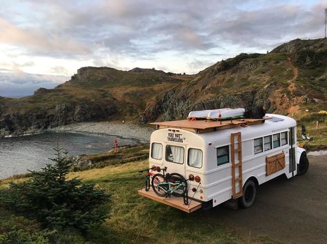 School Bus Tiny House, School Bus Camper, School Bus House, Converted School Bus, Converted Bus, Old School Bus, Bus Living, Short Bus, Kombi Home