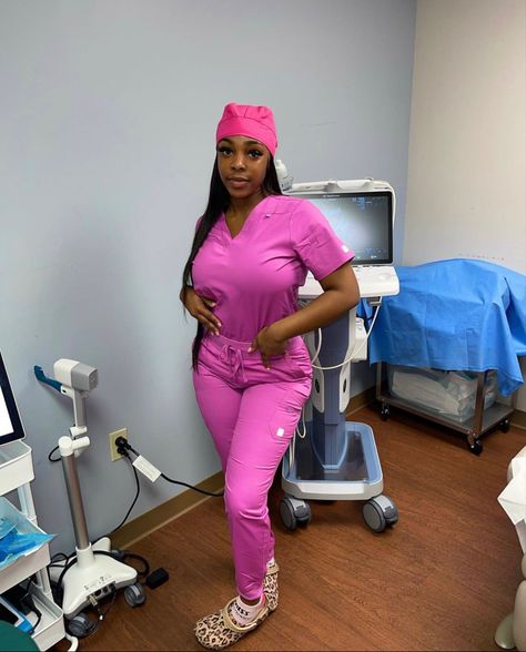 Black Nurses, Nurse Outfit Scrubs, Nursing School Inspiration, Medical Scrubs Fashion, Nursing Goals, Nursing Motivation, Stylish Scrubs, Medical Scrubs Outfit, Nurse Inspiration