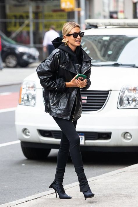 Hailey Baldwin Street Style, Stile Kendall Jenner, Hailey Bieber Outfits, Winter Mode Outfits, Hailey Baldwin Style, Chique Outfit, Walking Down The Street, Winter Fashion Outfits Casual, Leather Jacket Outfits