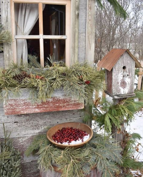 Christmas Window Boxes, Christmas Outdoors, Primitive Country Christmas, Primitive Christmas Decorating, Primitive Christmas Decor, Christmas Decs, Deco Champetre, Winter Decorating, Shabby Home