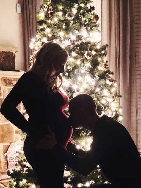 Pregnancy Photo Idea for Christmas Card #pregnantindecember #christmasbump Maternity Christmas Pictures, Winter Pregnancy Photoshoot, Christmas Pregnancy Photos, Winter Maternity Pictures, Maternity Photography Winter, Vom Avea Un Copil, Winter Maternity Photos, Baby Bump Pictures, Bump Pictures