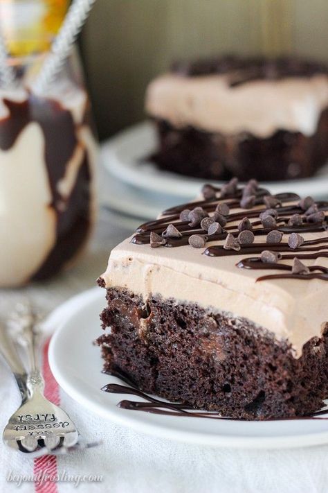 This homemade Mocha cake is a dense and moist coffee flavored cake with a decadent Kahlua Coffee Frosting. This mocha cake is for true coffee lovers with an intense coffee flavor. Mudslide Cake Recipe, Mudslide Cake, Beyond Frosting, Baileys Cake, Snickers Chocolate, Cake Mix Ingredients, Mocha Cake, Cold Cake, Cake Rolls