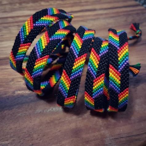 Diy Pride Crafts, Pride Friendship Bracelet, Yarn Bracelets, Cute Friendship Bracelets, Make Friendship Bracelets, Pride Bracelet, Bracelet Craft Diy, Diy Friendship Bracelets Patterns, Fun Bracelet