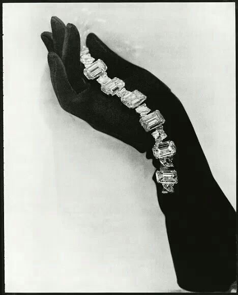 Circa 1938 Harry Winston Vargas Diamond bracket....Emerald cut diamond Nirvana!.....b♡ Harry Winston Diamond, Jewellery Advertising, Fashion Ads, Paper Store, Jewelry Ads, Harry Winston, Black Gloves, Photo Bracelet, Vintage Diamond