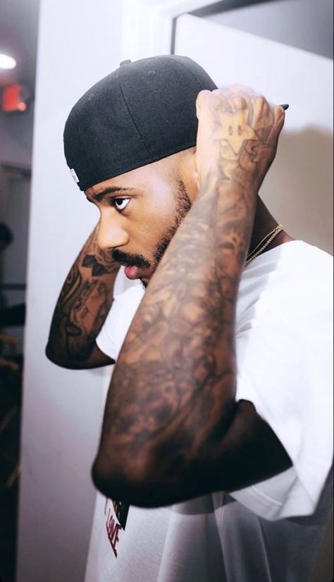 Right Hand Tattoo, Bryson Tiller Wallpaper, Rappers Aesthetic, Celebrity Selfies, Cute Lockscreens, Best Barber, R&b Artists, Bryson Tiller, Black Men Fashion Swag