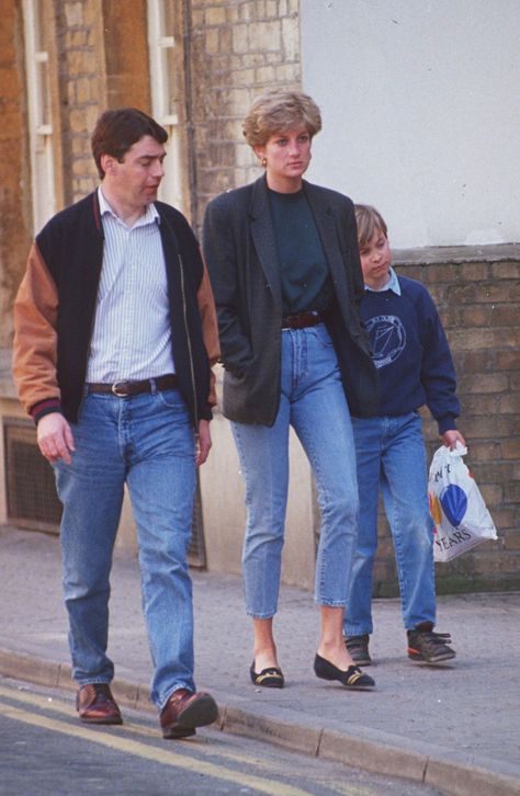 Princess Diana's go-to off-duty outfit was simple and chic, comprised of a great pair of jeans, ballet flats, a button-down, and a slightly oversize blazer. It’s a look that still resonates with many women today, perhaps with a few tweaks here and there—block-heel mules instead of flats, for instance, and maybe a sleeker jacket. Tap the link for more. Princess Diana Fashion, Princess Diana Family, Diana Fashion, Princes Diana, Lady Diana Spencer, Diana Spencer, Jane Birkin, Princesa Diana, Lady Diana