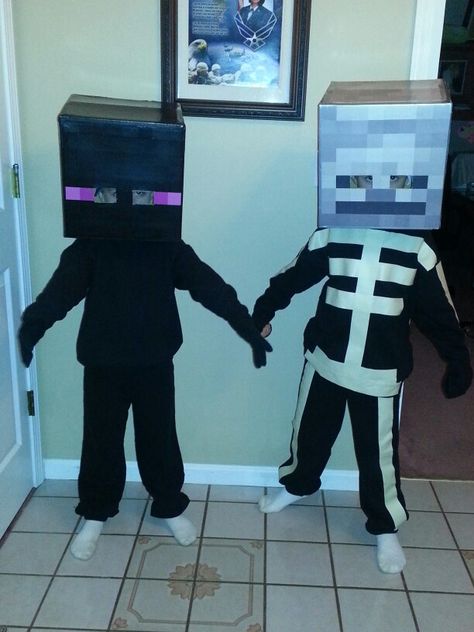 DIY Minecraft costumes! Diy Minecraft Costume, Minecraft Halloween Costume, Preppy Friends, Minecraft Outfits, Minecraft Costumes, Book Day Costumes, Diy Minecraft, Baby Bowls, Minecraft Birthday