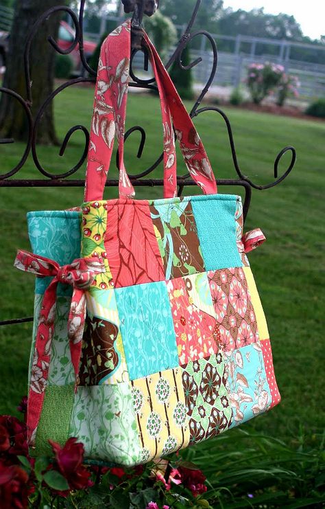 Women Sewing, Tote Bags Sewing, Beginner Sewing Projects Easy, Quilted Tote Bags, Bag Sewing, Patchwork Quilting, Quilted Totes, Patchwork Bags, Bag Patterns To Sew