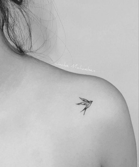 Bird Tattoo Collarbone, Swallow Bird Tattoo, Swallow Bird Tattoos, Simple Bird Tattoo, Tiny Bird Tattoos, Bird Tattoos For Women, Dragons Tattoo, Vogel Tattoo, Bird Tattoo Wrist