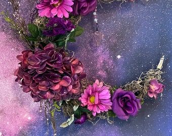 Date Night Crafts, Half Moon Wreath, Witchy Wreaths, Spring Dollar Store Crafts, Witchy Projects, Moss Projects, Moon Wreaths, Flower Crown Tutorial, Crescent Moon Wreath