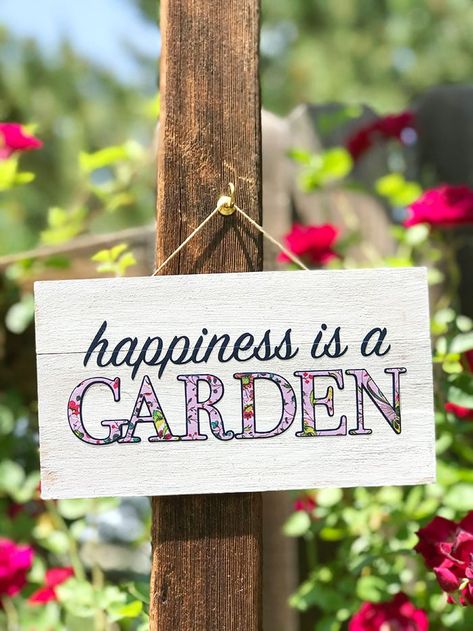 Make an Easy Mini Garden Sign Garden Signs Diy, Garden Quotes Signs, Country Chic Cottage, Fall Garden Vegetables, Word Art Design, Recycled Garden, Garden Decor Projects, Edging Ideas, Aesthetic Flower