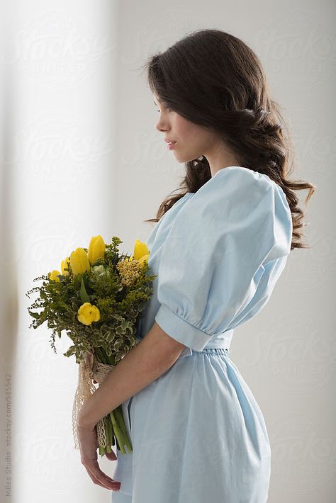 Portrait of happy young brunette woman holding a bouquet of yellow flowers. Flowers Bouquet Drawing, Spring Women Outfits, Bouquet Drawing, Studio Photography Fashion, Spring Photoshoot, Flower Photoshoot, Drawing Flowers, Quality Over Quantity, Self Portrait Photography