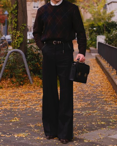 What was the dress code again? Guess I missed the memo 🤓 (Outfit breakdown) Glasses @migastudio_official Knit @cosstores Jacket @olakalaofficial Trousers @dorotheeschumacher Boots @fbfashionboots Bag @beara_beara Shirt @olympmen Tie @burberry Belt @zara #minimalhouse1 #layering #mensfashion #explore #shearlingjacket #widelegtrousers #flaredtrousers #uniformdisplay Wide leg trousers/ loafers/ shearling jacket/ knit/ knitwear / layering / falloutfit inspo / classy style / men’s st... Men’s Wide Leg Trousers Outfit, Wide Leg Trousers Outfit Men, Men’s Autumn Fashion, Office Siren Men, Men Trousers Outfit, Classy Style Men, Belt Outfit Men, Mens Layering Outfits, Knitwear Layering