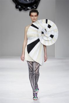 vr-spiral-dress Sculptural Fashion, Geometric Fashion, Crazy Outfits, Viktor Rolf, Weird Fashion, Recycled Fashion, Futuristic Fashion, Viktor & Rolf, Avant Garde Fashion