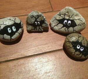 It’s dark in here!   Painted rocks w/hidden monsters. Rocks Decoration, Halloween Maquillaje, Decoracion Halloween, Garden Rock Art, Halloween Rocks, Karakter Disney, Painted Rocks Diy, Rock Painting Ideas Easy, Rock Painting Patterns