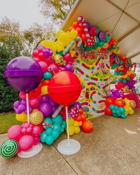 Candyland Balloon Decorations, Candy Party Ideas Decorations, Candy Land Sweet 16 Theme, Candy Land Props, Candyland Pool Party, Candy Land Homecoming, Candy Land Balloon Arch, Candy Backdrop Ideas, Candy Land Themed Party