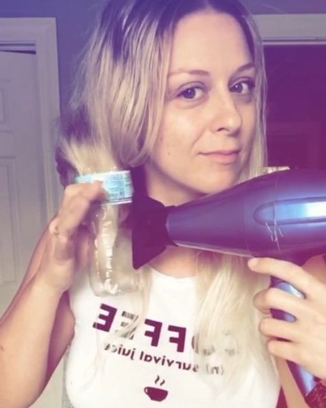 Videos of people using their blow-dryers and empty water bottles to curl their hair are going viral on Facebook and Instagram, and the results are amazing. How To Curl Hair With A Blow Dryer, Curl Hair With Blow Drier, Style Hair With Blow Dryer, How To Blow Dry Hair Like Salon, How To Do A Blow Out With A Blow Dryer, How To Do A Blowout With A Blow Dryer, Diy Hair Curls, Blow Dry Curls, Hair Curling Tips