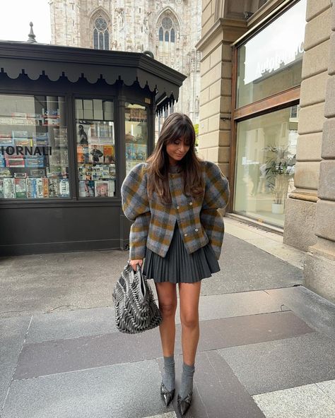 Morgane Renaudi | 🇮🇹🩶 | Instagram Woolen Coat Woman, Short Coats Women, Mode Mantel, Skirt Outfits Fall, Coat Women Fashion, Plaid Outfits, Winter Chic, Puff Long Sleeves, Plaid Coat