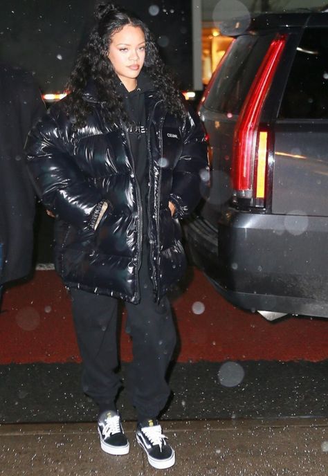 Rihanna In All Black, Rihanna All Black, Rihanna Style 2022, Rihanna All Black Outfit, Rihanna Fall Outfits, Rihanna Winter Outfits Street Style, Rihanna Outfits 2022, Rihanna Street Style 2022, Rihanna Outfits Dresses