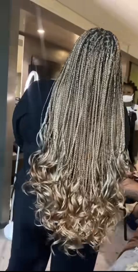 Honey Blonde Hair Knotless Braids, Ashy Blonde Braids, Honey Brown French Curl Braids, Blonde Knotless Box Braids, Box Braids Hairstyle, Blonde Knotless, French Curls, Curl Braids, Knotless Box Braids