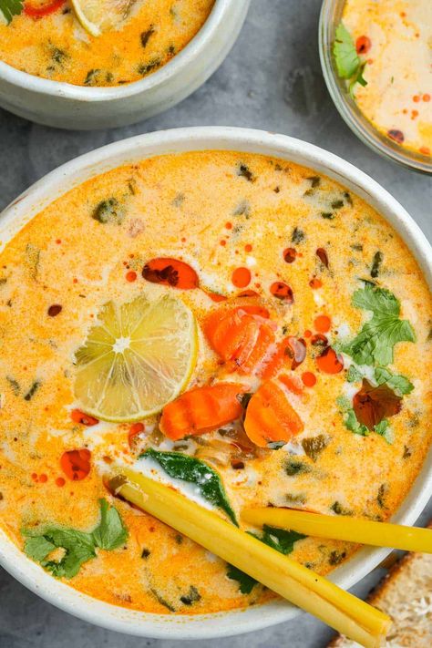 Tom Kha Soup (Vegan Thai Coconut Soup) Tom Kha Soup Recipe, Low Carb Vegan Recipes, Soup Recipe Vegan, Tom Kha Soup, Peanut Sauce Noodles, Thai Coconut Soup, Tom Kha, Thai Soup, Veg Soup