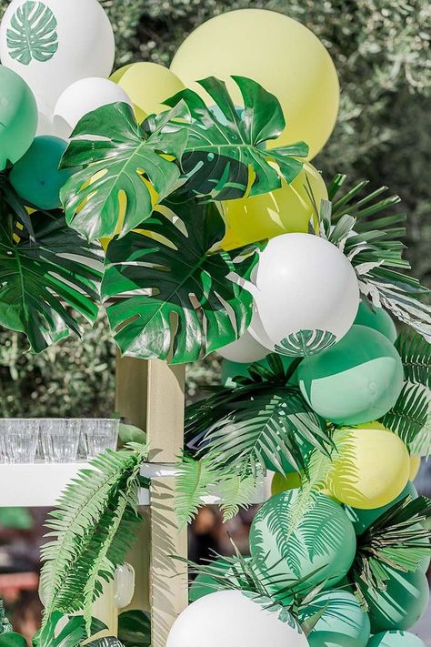 Balloon Garland Floral, Tropical Balloon Garland, Summer Spritz, Cake Treats, Tropical Cake, Colored Wine Glasses, Acrylic Table Numbers, Deco Ballon, Tropical Birthday Party