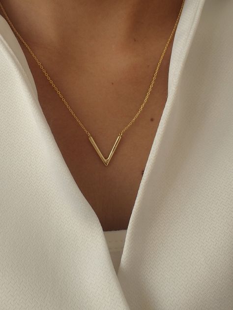 [Promotion] For Ready-To-Ship Items Search Here, Https://Etsy.Me/39Bdvms Dainty V Necklace / V Shape Necklace / Minimalist Necklace / Chevron Necklace / Geometric Necklace Gift For Her About Features- * Made To Order * Materials: 925 Sterling Silver * Gold Color: Yellow Gold Plating, White Gold Plating, And Rose Gold Plating * Layaway Plan Available * Sku: N196 As A Reference, I've Included The Widths Of Coins For Your Visual Reference: Dime = 1.25Mm Penny #golddaintynecklaceminimalistjewelry V Necklace Gold, V Pendant Necklace, Gold Pendant Designs, Minimal Gold Necklace, V Shaped Necklace, Minimalist Accessories Jewellery, Office Necklace, Minimalist Gold Necklace, Confirmation Jewelry