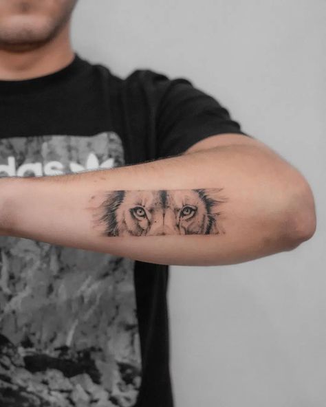 Lion Tattoo With Words, 1970 Tattoo Ideas, Leo The Lion Tattoos, Simple Lion Tattoo Men, Lions Tattoo Men, Lion Back Tattoos Men, Lion Tattoo For Man, Tattoo Lion Men, Leo Tattoos Men