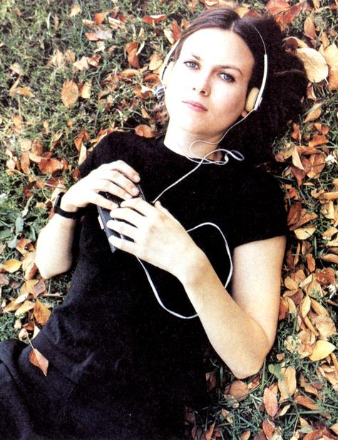 Maybe my favorite Juliana Hatfield photo ever. Sleazy Indie, Women Rockstars, Juliana Hatfield, Autumn Sonata, Music Nerd, The Cardigans, Female Musicians, Women In Music, Zooey Deschanel