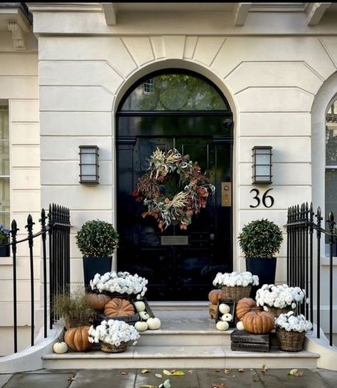 15 FALL FRONT PORCH DECOR IDEAS AND INSPO Chic Fall Decor, Fall Entryway Decor, Halloween Chic, Porch Pumpkins, Halloween Front Porch Decor, Fall Entryway, Fall Planters, Fall Front Porch Decor, Halloween Front Porch