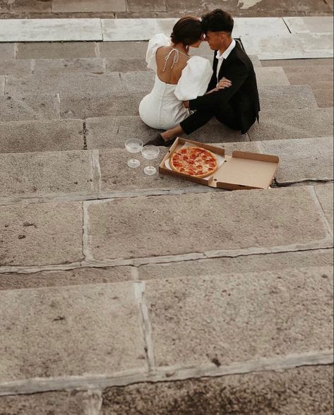 Pizza Engagement Photos, Prewedding Ideas, Night Engagement, Street Wedding, Bridal Parties Pictures, Anti Bride, Nyc Elopement, Hollywood Wedding, Wedding Picture Poses