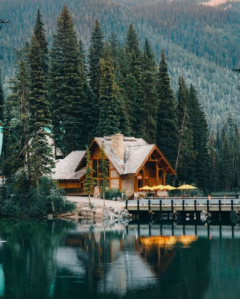 Canadian Cabin, Canada Cabin, Wooden Lodges, Cabin Vacation, Country Cabin, Emerald Lake, Wooden Cabins, Explore Canada, Cabin Style