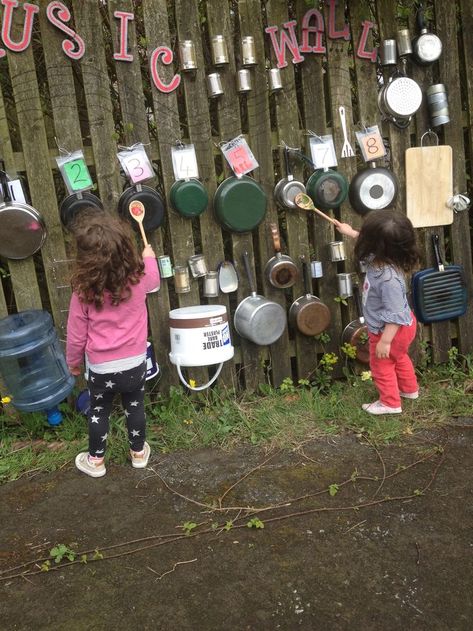 Music wall with numbered/coloured 'octave' of pans to play simple tunes... Like Twinkle Twinkle and Happy Birthday. Kids Garden Play, Funny Vine, Kindergarten Music, Backyard Kids Play Area, Diy Music, Outdoor Play Areas, Sensory Garden, Outdoor Music, Kids Outdoor Play