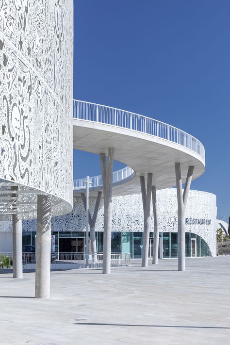 Cantilever Architecture, Clubhouse Design, Circular Buildings, Metal Facade, Conference Center, Pedestrian Bridge, Church Architecture, White Concrete, Exterior Decor