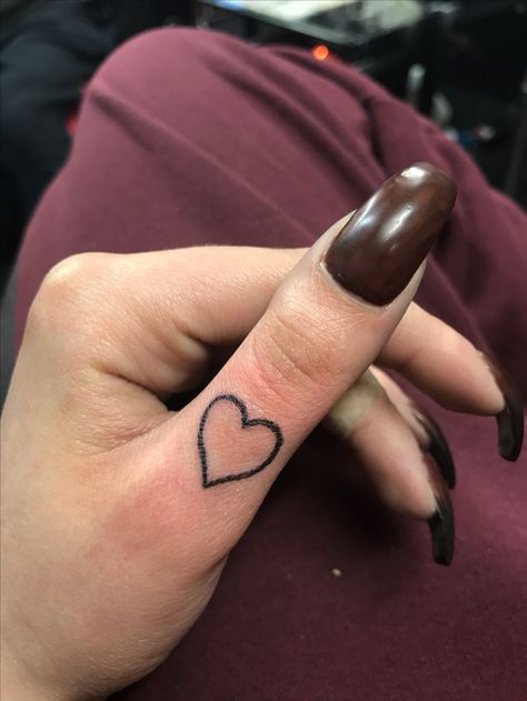 Thumb heart tattoo Heart On Thumb Tattoo, Heart Tattoo On Thumb, Heart Thumb Tattoo, Thumb Heart Tattoo, Traditional Thumb Tattoo, Heart Tattoo On Back, Small Thumb Tattoos, Sum Tattoos, Small Finger Tattoo Ideas