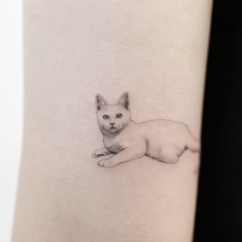 White Cat Tattoo Designs, White Cat Tattoo Ideas, White Cat Tattoo, Cat Portrait Tattoos, Charm Tattoo, Cat Tatto, Artwork Tattoo, Cute Cat Tattoo, P Tattoo